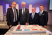 Eine Torte zum Jubiläum „25 Jahre Innovationspreis“: Meinhard LUKAS, Michael Strugl, Jurymitglied Gerhard Wührer und Werner Pamminger. Land OÖ/Kauder