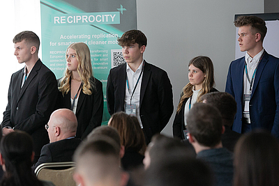 Schülerinnen und Schüler der HTL Steyr präsentierten eine Umfrage zur Mobilität der „Next Generation“. © Cityfoto/Roland Pelzl