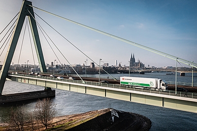 DB Schenker ist deutschlandweit der erste Logistikdienstleister, der in der Klasse der 40-Tonner mit einem Brennstoffzellen-Fahrzeug unterwegs ist. © DB Schenker / Michael Neuhaus
