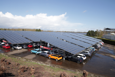 Solarpark mit vielen Autos von Hödlmayr
