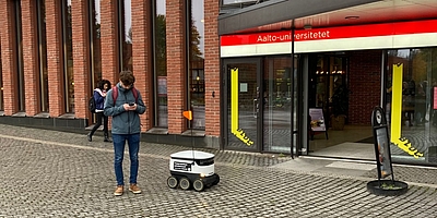 Am Campusgelände der Aalto-Universität in Espoo liefern autonome Delivery Robots Einkäufe und Mittagessen. © Business Upper Austria