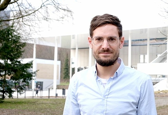Stefan Sterlich, Gründer des Linzer Vereins Dencities, steht vor einem großen weißen Haus im Freien ©Dencities