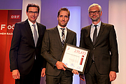 2. Platz in der Kategorie Großunternehmen: Stephan Kubinger (Sparte Industrie der WKOÖ), Peter Falkensammer (GE Healthcare Austria) und LH-Stv. Michael Strugl. Land OÖ/Kauder