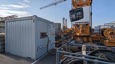 MIBA Battery Systems entwickelte für das Projekt „maxE“ einen Pufferspeicher-Container für den Betrieb von Baukränen. © MIBA Battery Systems GmbH