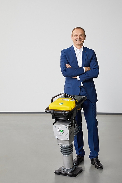 Martin Lehner, Vorstandsvorsitzender Wacker Neuson Group, neben Akkustampfer. © Wacker Neuson Group