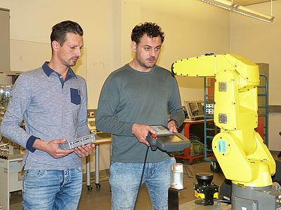 Im November 2018 absolvierten Mitarbeiter des Druckgusstechnik-Spezialisten Gruber & Kaja einen Kurs zum Thema Automatisierungstechnik und Speicherprogrammierbare Steuerung (SPS). © WIFI OÖ GmbH