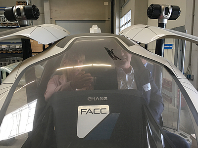 Besichtigung des Prototypen EHang 216 (Lufttaxi-Drohne) bei FACC © Business Upper Austria