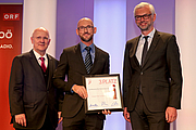 3. Platz in der Kategorie mittlere Unternehmen: Michael Rockenschaub (Sparkasse OÖ), Klaus Krüger (Kappa Filter Systems) und LH-Stv. Michael Strugl. Foto: Land OÖ/Kauder