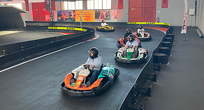 Zum Abschluss des Kick-off-Workshops konnten die Teilnehmer im ROTAX Max Dome beim E-Kart-Rennen Elektromobilität mit Spaßfaktor testen. © Business Upper Austria