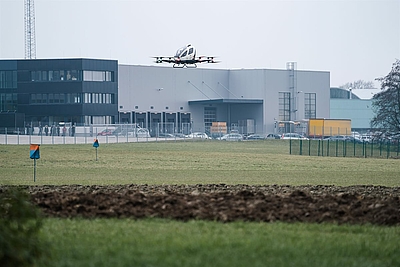 FACC führte den Testflug des EHang 216 an ihrem Werksgelände in St. Martin im Innkreis (OÖ) durch © FACC/Gortana