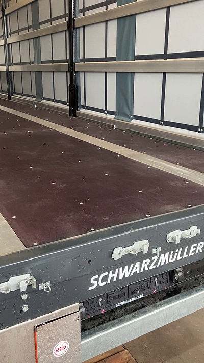 Aus geschredderten Rotorblätten von Windrädern sollen Ladeböden für Lkw-Anhänger entstehen. © Business Upper Austria