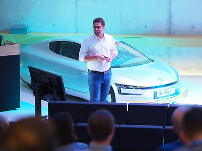 Robert Straßberger von Magna Steyr Fahrzeugtechnik lud die Teilnehmer zu einer virtuellen Reise durch die Produktionsabläufe ein. © Business Upper Austria