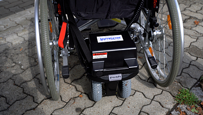 Rollstuhl mit Elektroantrieb von AMAG © AMAG