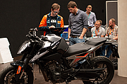 Die Teilnehmer arbeiteten direkt an und mit den KTM Motorbikes, um neue Produkt- bzw. Dienstleistungsideen sofort zu testen. ©phantomride