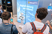 „Frag‘ Pepper“ – Digitalisierung hautnah erleben mit dem Roboter Pepper der RLB OÖ, ein beliebter Gesprächspartner während des Events. ©phantomride 